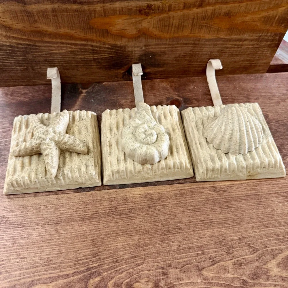 Coastal Seashell Wall Hooks Set of 3 Resin Starfish Conch Shell Towel Hanger VTG